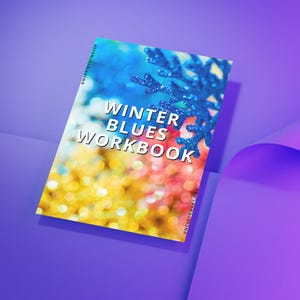 Puede incluir: Un cuaderno de trabajo titulado "Winter Blues Workbook" con un fondo colorido de bokeh azul, rojo y amarillo. Un diseño de copo de nieve azul brillante está en la parte superior derecha. El cuaderno de trabajo está sobre una superficie púrpura.