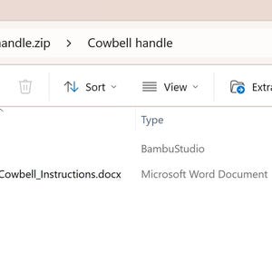 Pu&ograve; includere: Una finestra di directory di file digitali intitolata Cowbell handle.zip contenente due file: un file 3mf denominato cowbell handle.3mf identificato come BambuStudio e un file docx denominato Mini_Football_Helmet_Cowbell_Instructions.docx identificato come Microsoft Word Document.