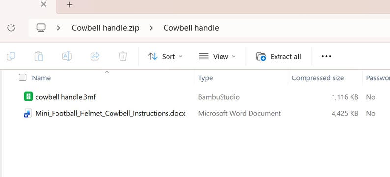 Pu&ograve; includere: Una finestra di directory di file digitali intitolata Cowbell handle.zip contenente due file: un file 3mf denominato cowbell handle.3mf identificato come BambuStudio e un file docx denominato Mini_Football_Helmet_Cowbell_Instructions.docx identificato come Microsoft Word Document.