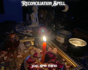 Può includere: Una candela arancione accesa su un piatto d'argento con petali di rosa e la scritta "you are mine". Il piatto è su un vassoio con cornice dorata con il testo "Come Back To Me Reconciliation Spell" sullo sfondo. Altri oggetti includono candele e una statua.