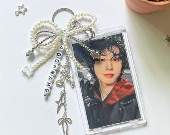 Llavero portafototarjetas Kpop de metal plateado, soporte para PC con dije de lazo y nombre personalizado de tu artista favorito.