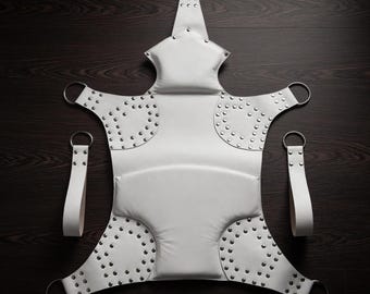 Vit lädersele med bondagepanel, vadderad BDSM-upphängningsbas, justerbart fasthållningssystem, kraftig läderbräda, fetischutrustning