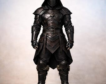 以下が含まれることがあります： 黒い革製のフルアーマー。フード付きヘルメットと胸当てが付いています。肩パッド、アームガード、レッグプロテクターが含まれています。ブーツには毛皮のトリムが付いています。バックル付きのベルトがウエストを締めています。