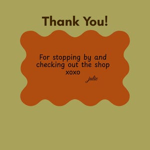Puede incluir: Una tarjeta de agradecimiento rectangular con un borde ondulado de color naranja quemado sobre un fondo verde oliva. El texto dice: Thank You! For stopping by and checking out the shop xoxo julie. Las letras son de color marr&oacute;n oscuro.