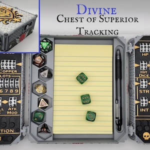 Könnte beinhalten: Eine grau-schwarze Truhe mit goldenen Akzenten und dem Text "Divine Chest of Superior Tracking". Im Inneren befinden sich ein Notizblock, Würfel und ein Stift. Sie enthält Zähler für Statistiken und Zauberslots.