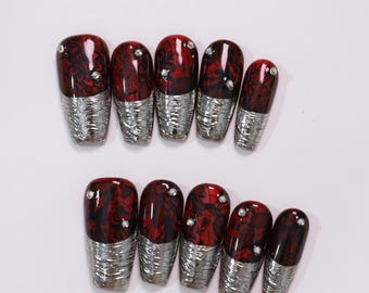 Unghie finte personalizzate rosse e nere metallizzate, unghie finte fatte a mano in stile gotico cromato argento con strass, set di unghie riutilizzabili punk rock