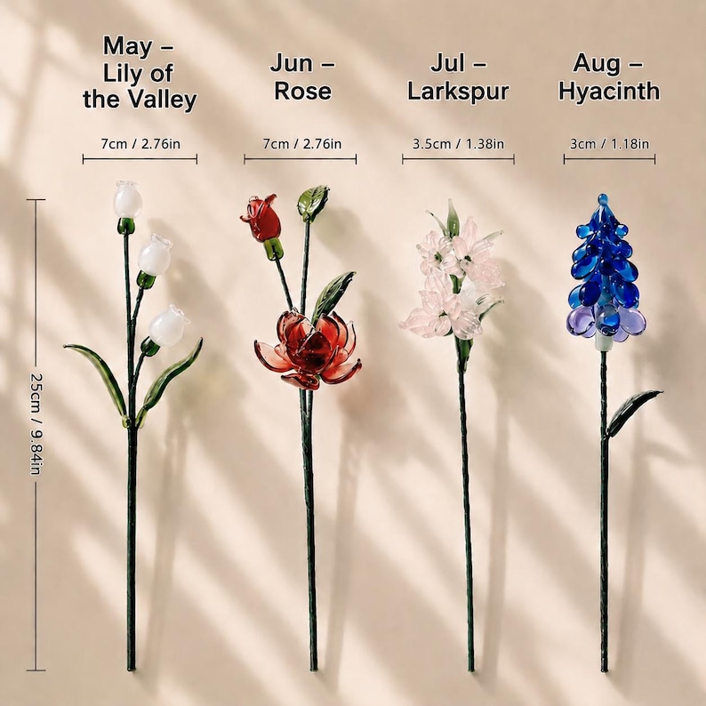 以下が含まれることがあります： 誕生月を表す4本のガラス製フラワー。5月スズラン（7cm）、6月バラ（7cm）、7月ラークスパー（3.5cm）、8月ヒヤシンス（3cm）。各茎の高さは25cmで、それぞれ異なる色と形状をしています。