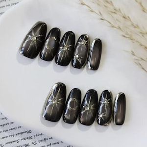 Schwarze Himmlische Presse auf den Nägeln, handgemachtes wiederverwendbares falsches Nagelkunstset mit Sternen und Mond-Design, gotische kosmisch elegante Nägel für Halloween