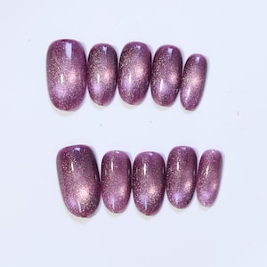 Fioletowe paznokcie typu „kocie oko”, sztuczne paznokcie z magnetycznym brokatem, ręcznie robiony zestaw do paznokci z połyskującym metalem, eleganckie, wielokrotnego użytku paznokcie żelowe