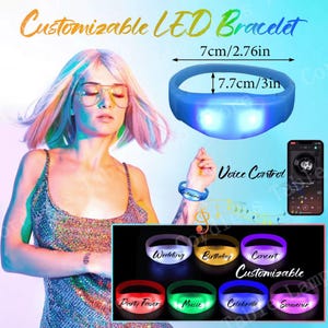 Puede incluir: Una pulsera LED azul, de 7 cm de diámetro, con el texto "Customizable LED Bracelet". La imagen muestra la pulsera encendida y un teléfono con una aplicación de música. Se muestran pulseras adicionales con las palabras "Wedding", "Birthday", "Concert", "Party Favor", "Music", "Celebrate" y "Souvenir".