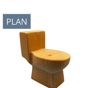 以下が含まれることがあります： 天然の木目仕上げの木製トイレ彫刻。トイレは明るい茶色で、長方形のベース、湾曲したシート、垂直の背もたれがあります。「PLAN」という単語は、左上隅の青い長方形の中にあります。