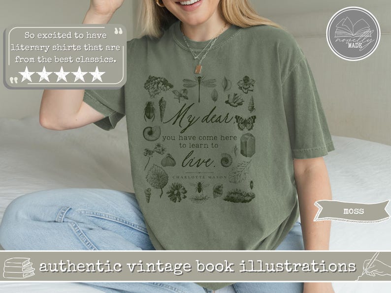 Pu&ograve; includere: Una t-shirt a maniche corte color verde muschio con una stampa grafica verde scuro. Il design include il testo "My dear you have come here to learn to live." e "Charlotte Mason" circondato da varie illustrazioni botaniche e di insetti.