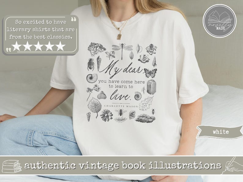 Pu&ograve; includere: Una t-shirt bianca con una stampa grafica nera di vari elementi naturali, tra cui insetti, conchiglie e foglie che circondano il testo: My dear you have come here to learn to live. Charlotte Mason. Il design &egrave; centrato sul petto.