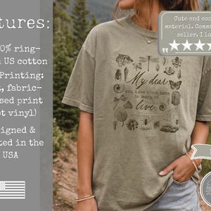 Pu&ograve; includere: Una t-shirt a maniche corte color kaki con una stampa grafica scura di vari insetti, foglie e conchiglie che circonda il testo: My dear you have come here to learn to live. La maglietta presenta un girocollo e una vestibilit&agrave; ampia e naturale.