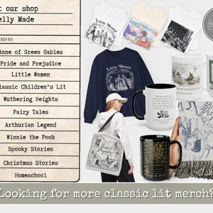Pu&ograve; includere: Una collezione di articoli a tema letterario che include t-shirt, una felpa blu navy, tazze in ceramica e una coperta con frange che riporta titoli come Anne of Green Gables, Pride and Prejudice e Little Women, oltre a una lista.