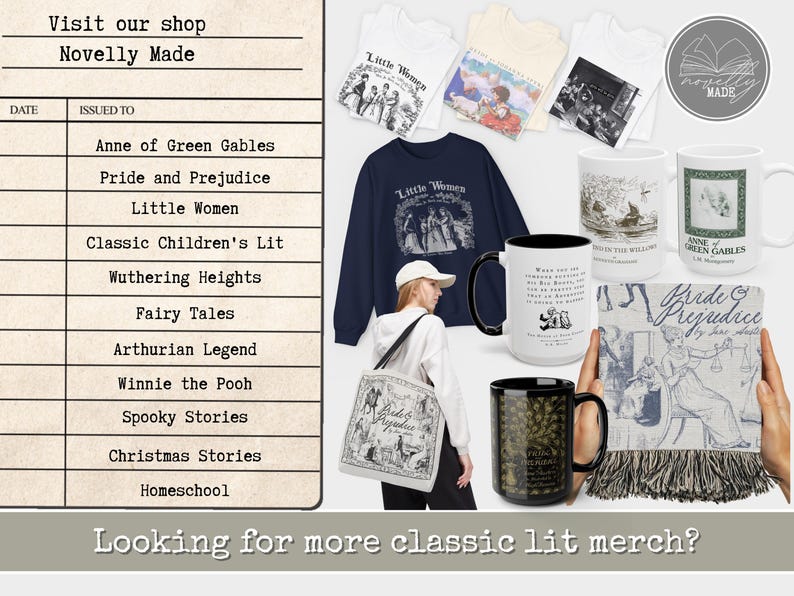 Pu&ograve; includere: Una collezione di articoli a tema letterario che include t-shirt, una felpa blu navy, tazze in ceramica e una coperta con frange che riporta titoli come Anne of Green Gables, Pride and Prejudice e Little Women, oltre a una lista.