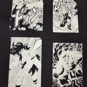 Op de afbeelding: Zwarte stof met vier zwart-witte manga-panelen. Elk paneel toont actiescènes met dynamische lijnen en Japanse geluidseffecten. De panelen tonen personages in gevechtsposes, met gedurfde, grafische beelden.