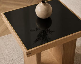Tavolino laterale in legno di frassino, piano in vetro nero, tavolino d'appoggio moderno e minimalista.