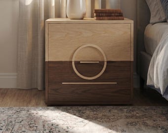 Mesita de noche bicolor de fresno y nogal / Mesita de noche de madera maciza hecha a mano / Mueble con cajón con tirador de anilla