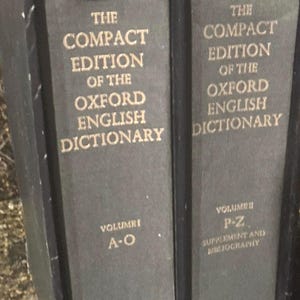 Diccionario Oxford de inglés compacto, edición de 1971, 2 volúmenes + lupa Bausch & Lomb en estuche