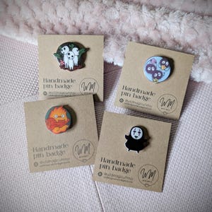 Conjunto de quatro distintivos de pin do Studio Ghibli, crachás de pin feitos à mão, A Viagem de Chihiro, Howls, Moving Castle, meu vizinho Totoro, crachás de pin de plástico retrátil Kawaii