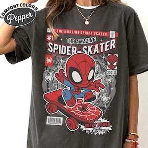 Puede incluir: Camiseta Comfort Colors gris oscuro con un gr&aacute;fico estilo c&oacute;mic de Spider-Man en monopat&iacute;n. El dise&ntilde;o incluye el texto "THE AMAZING SPIDER SKATER" y "WITH GREAT POWER COMES GREAT RESPONSIBILITY."
