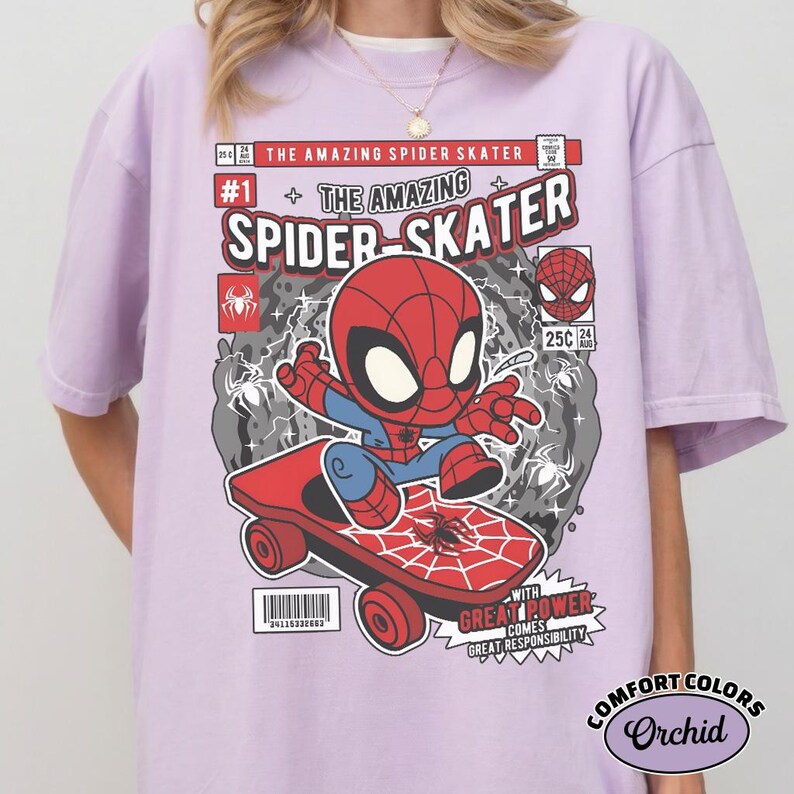 Puede incluir: Camiseta lila claro con un gr&aacute;fico de c&oacute;mic de Spider-Man en monopat&iacute;n. El dise&ntilde;o incluye las palabras "THE AMAZING SPIDER-SKATER" y "WITH GREAT POWER COMES GREAT RESPONSIBILITY". La camiseta est&aacute; etiquetada como "COMFORT COLORS Orchid".