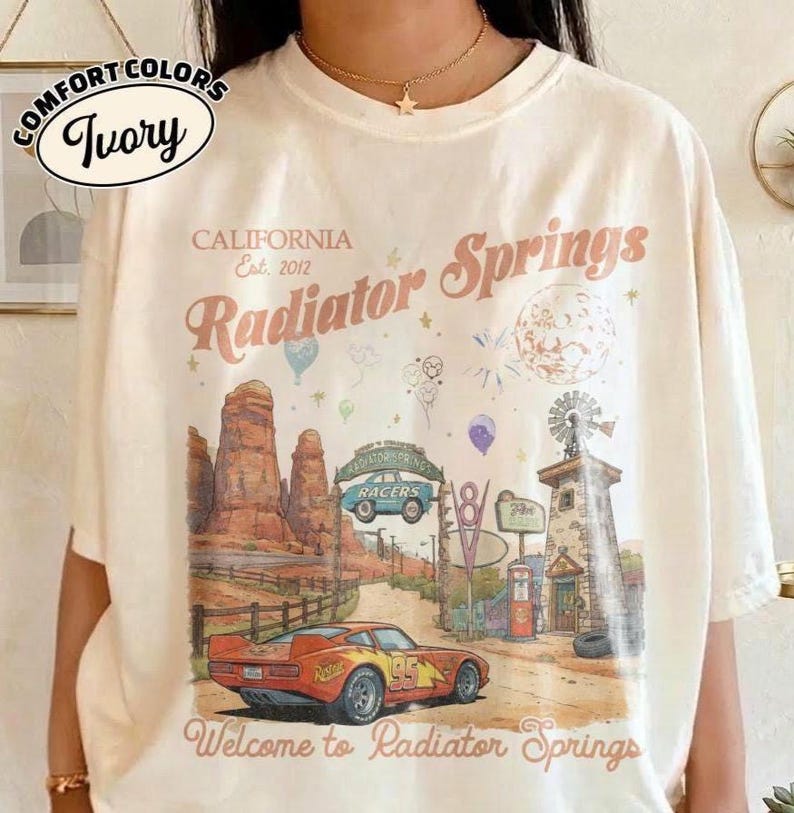 Camiseta vintage de Radiator Springs Comfort Colors, camiseta de Rayo McQueen de Disney, camisetas familiares de Pixar Cars, camiseta de vacaciones de Disney, camiseta de Disneyland imagen 1