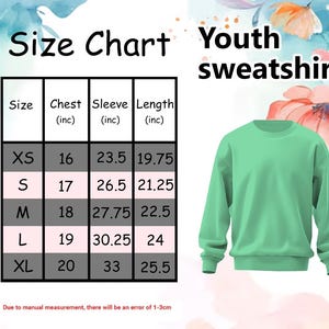 K&ouml;nnte beinhalten: Ein mintgr&uuml;nes Sweatshirt f&uuml;r Jugendliche mit Rundhalsausschnitt. Das Bild enth&auml;lt eine Gr&ouml;&szlig;entabelle mit Ma&szlig;en in Zoll f&uuml;r Brust, &Auml;rmel und L&auml;nge. Die Gr&ouml;&szlig;entabelle reicht von XS bis XL.