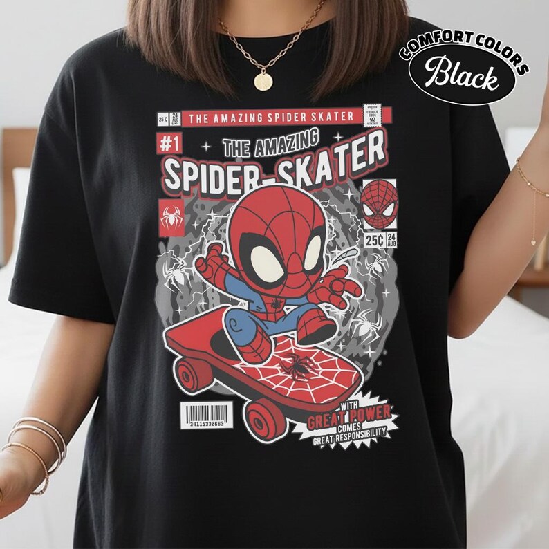 Puede incluir: Camiseta negra con un dise&ntilde;o gr&aacute;fico de c&oacute;mic de Spider-Man en monopat&iacute;n. El dise&ntilde;o incluye el texto "THE AMAZING SPIDER SKATER" y "WITH GREAT POWER COMES GREAT RESPONSIBILITY". La camiseta est&aacute; etiquetada como "COMFORT COLORS Black".