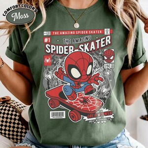 Puede incluir: Camiseta verde Comfort Colors con un gr&aacute;fico de c&oacute;mic de Spider-Man en monopat&iacute;n. El dise&ntilde;o incluye el texto "THE AMAZING SPIDER-SKATER" y "WITH GREAT POWER COMES GREAT RESPONSIBILITY."