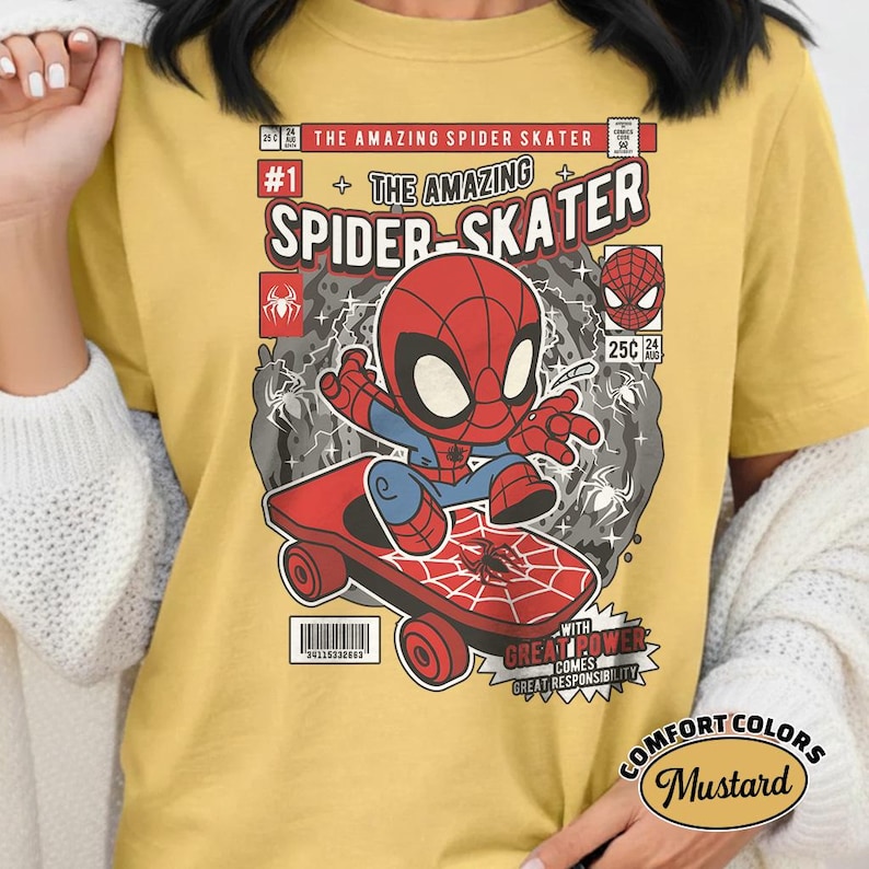 Puede incluir: Camiseta de color mostaza con un gr&aacute;fico de c&oacute;mic de Spider-Man en monopat&iacute;n. El dise&ntilde;o incluye el texto "THE AMAZING SPIDER-SKATER" y "GREAT POWER COMES GREAT RESPONSIBILITY". La camiseta est&aacute; etiquetada como "COMFORT COLORS".