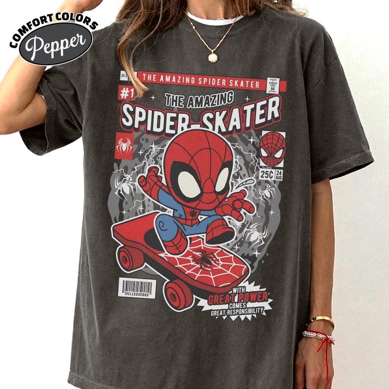 Puede incluir: Camiseta Comfort Colors gris oscuro con un gr&aacute;fico estilo c&oacute;mic de Spider-Man en monopat&iacute;n. El dise&ntilde;o incluye el texto "THE AMAZING SPIDER SKATER" y "WITH GREAT POWER COMES GREAT RESPONSIBILITY."