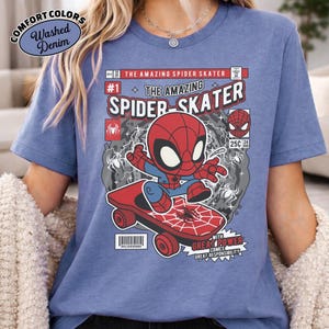 Puede incluir: Camiseta azul Comfort Colors con un gr&aacute;fico de c&oacute;mic de Spider-Man en monopat&iacute;n. El dise&ntilde;o incluye el texto "THE AMAZING SPIDER SKATER" y "WITH GREAT POWER COMES GREAT RESPONSIBILITY".