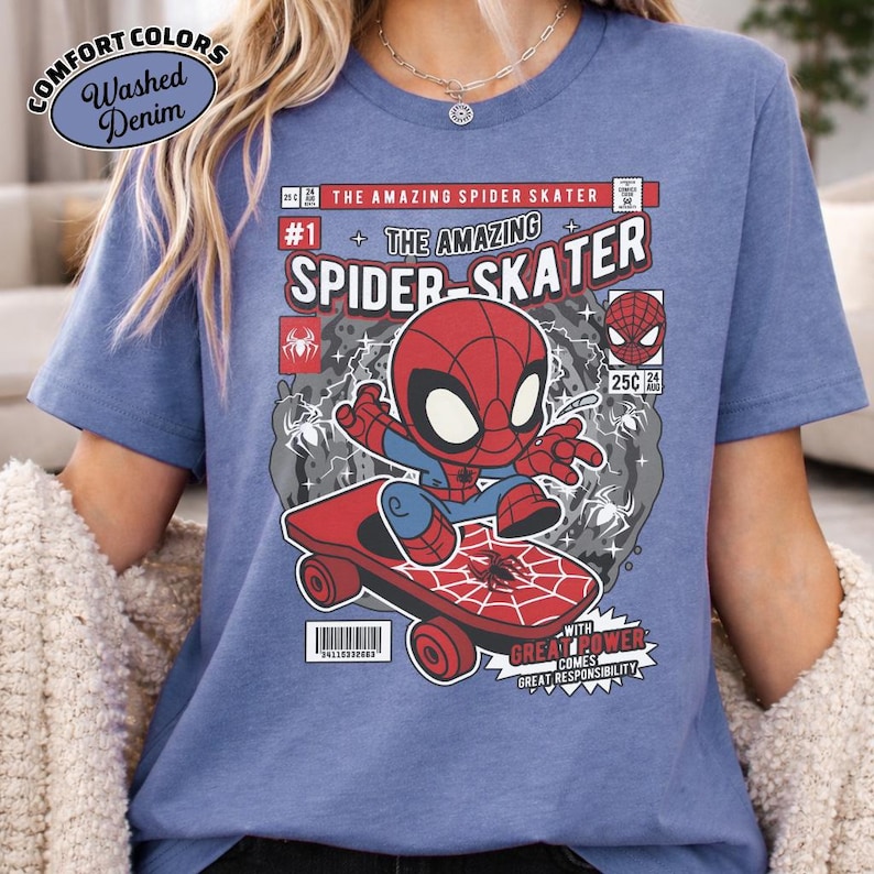 Puede incluir: Camiseta azul Comfort Colors con un gr&aacute;fico de c&oacute;mic de Spider-Man en monopat&iacute;n. El dise&ntilde;o incluye el texto "THE AMAZING SPIDER SKATER" y "WITH GREAT POWER COMES GREAT RESPONSIBILITY".