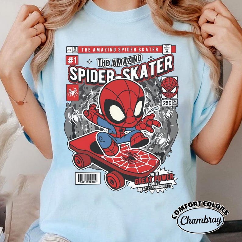 Puede incluir: Camiseta azul claro con un dise&ntilde;o de c&oacute;mic de Spider-Man en monopat&iacute;n. El dise&ntilde;o incluye el texto "The Amazing Spider Skater" y "Great Power Comes Great Responsibility."
