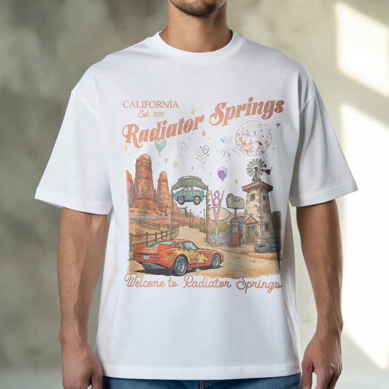 Puede incluir: Una taza de cer&aacute;mica blanca con un asa negra y el texto "But First, Coffee" en un estilo manuscrito. La taza est&aacute; sobre una superficie blanca. La taza mide aproximadamente 10 cm de alto.