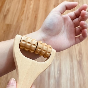 Rodillo de masaje de madera: masajeador corporal portátil para relajación, alivio muscular y circulación. Herramienta ecológica de maderoterapia.
