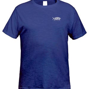 Puede incluir: Una camiseta de manga corta color azul real con un pequeño gráfico blanco en la parte superior izquierda del pecho. El gráfico muestra el contorno de un pez con el texto DARWIN en mayúsculas y un pequeño icono de una pierna en el cuerpo.