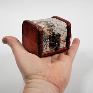 Miniaturowa drewniana skrzynia piracka ze skarbami i zabytkową mapą | Pudełko na upominki z litego drewna