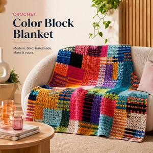 Peut inclure: Une couverture en crochet à blocs de couleur présentant un patchwork vibrant de carrés et de rectangles dans des tons de bleu, orange, rose, jaune, vert et noir. Le texte sur l'image indique : CROCHET Color Block Blanket. Modern. Bold. Handmade. Make it yours.