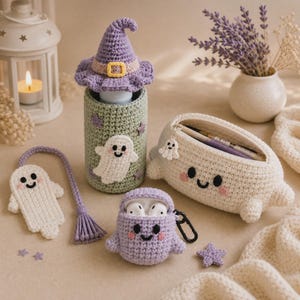 Peut inclure: Un ensemble d'objets crochetés comprenant une housse cylindrique vert sauge surmontée d'un chapeau de sorcière violet, une trousse en forme de fantôme blanc, un étui à écouteurs violet en forme de fantôme et un marque-page fantôme blanc.