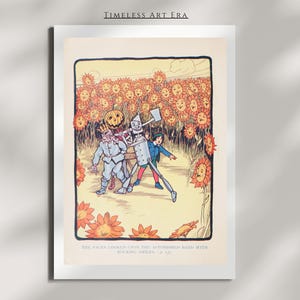 Op de afbeelding: Een ingelijste vintage illustratie uit de Wizard of Oz. Het kunstwerk toont de Blikken Man, de Vogelverschrikker en Dorothy in een veld met lachende zonnebloemen. De tekst bovenaan luidt "Timeless Art Era". De tekst onderaan luidt "THE FACES LOOKED UPON THE ASTONISHED BAND WITH MOCKING SMILES - A 10".