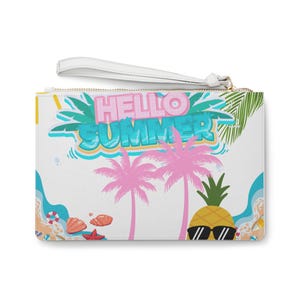 Può includere: Una pochette bianca con cinturino da polso caratterizzata da una stampa grafica colorata con il testo HELLO SUMMER in rosa e blu. Il design include palme rosa, un ananas con occhiali da sole neri, conchiglie, una stella marina e onde blu.