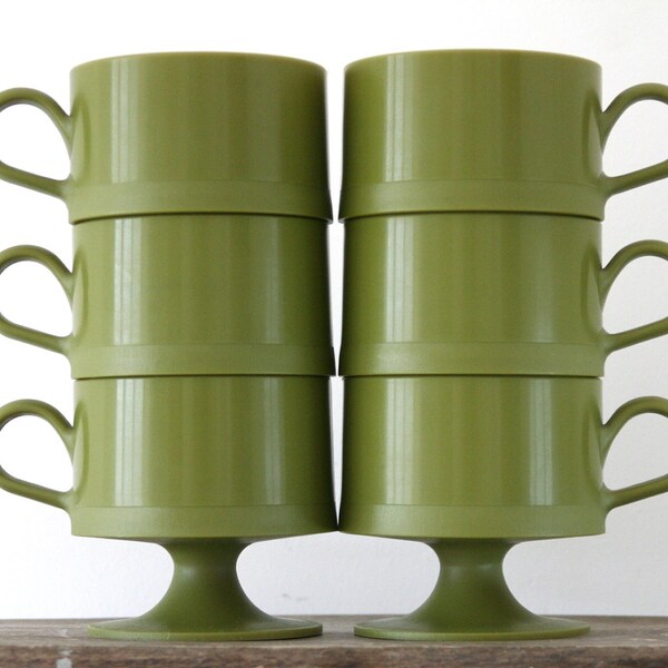 20% Off Marked Price - Vintage Stackable Picnic Cups in Avocado Green - Mid Century Retro Kitchenalia