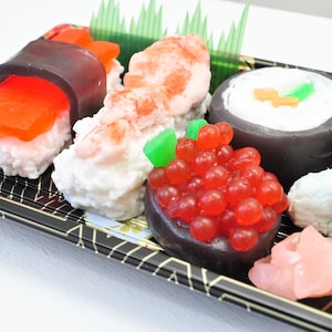 Set de jabón de sushi, regalo creativo del día de las madres para ella, regalo de mordaza hecho a mano para hombres, regalo de cumpleaños para él, jabón de pescado japonés imagen 1