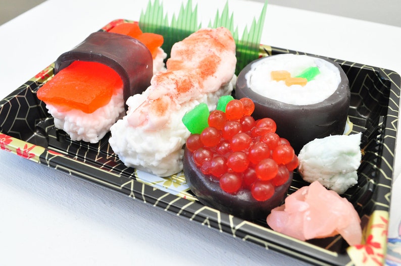 Set de jabón de sushi, regalo creativo del día de las madres para ella, regalo de mordaza hecho a mano para hombres, regalo de cumpleaños para él, jabón de pescado japonés imagen 1