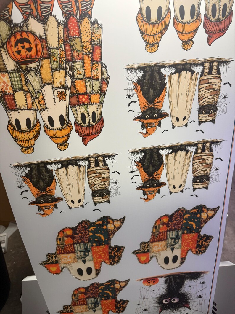 K&ouml;nnte beinhalten: Ein Bogen mit Halloween-Stickern mit verschiedenen Charakteren. Die Designs umfassen Vogelscheuchen mit K&uuml;rbissen, Flederm&auml;use mit Hexenh&uuml;ten, Geister und Mumien. Die Farbpalette wird von Orange, Braun und Creme dominiert.