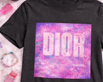 夢のようなグラフィティTシャツ – ピンクのストリートウェアTシャツ、音楽にインスパイアされたデザイン