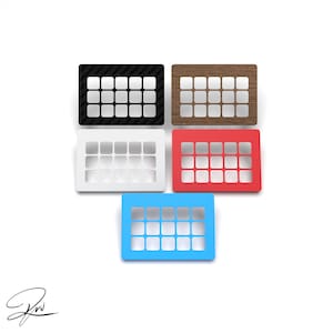 以下が含まれることがあります： 16個の正方形の切り抜きがある5つの長方形のパネルのコレクション。パネルは、黒いカーボンファイバー、木目、白、赤、青など、さまざまな色とテクスチャです。左下隅に署名があります。